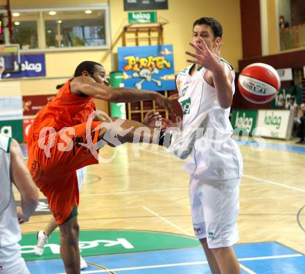 Basketball Bundesliga. Woerthersee Piraten gegenBSC Raiffeisen Fuerstenfeld Panthers.  Erik Rhinehart, De (Piraten), Angelo Alexander  (Fuerstenfeld). Klagenfurt, 24.10.2010.
Foto:  Kuess

---
pressefotos, pressefotografie, kuess, qs, qspictures, sport, bild, bilder, bilddatenbank