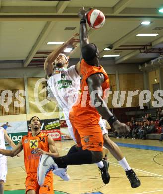 Basketball Bundesliga. Woerthersee Piraten gegenBSC Raiffeisen Fuerstenfeld Panthers.  Thomas Kennedy, (Piraten), Dennis Carr (Fuerstenfeld). Klagenfurt, 24.10.2010.
Foto:  Kuess

---
pressefotos, pressefotografie, kuess, qs, qspictures, sport, bild, bilder, bilddatenbank