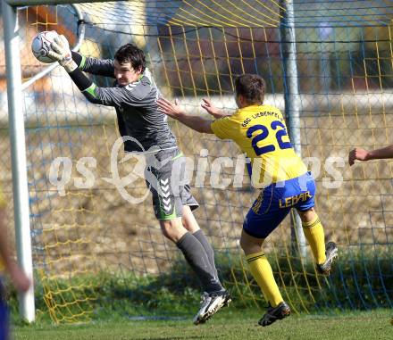 Fussball. Unterliga Ost. GSC Liebenfels gegen SV Glanegg. Christopher Isopp, (Liebenfels), Stefan Friedrich Weichselbraun (Glanegg).  Liebenfels, 24.10.2010.
Foto: Kuess
---
pressefotos, pressefotografie, kuess, qs, qspictures, sport, bild, bilder, bilddatenbank