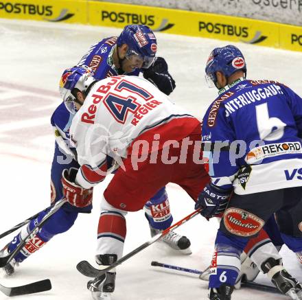 EBEL. Eishockey Bundesliga. EC Pasut VSV gegen EC Red Bull Salzburg.  Martin Mike (VSV), Regier Steven (Salzburg). Villach, am 24.10.2010.
Foto: Nadja Kuess 


---
pressefotos, pressefotografie, kuess, qs, qspictures, sport, bild, bilder, bilddatenbank