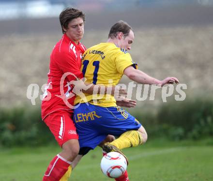 Fussball. Unterliga Ost. GSC Liebenfels gegen SV Glanegg. Christoph Floredo, (Liebenfels), Michael Lainer (Glanegg).  Liebenfels, 24.10.2010.
Foto: Kuess
---
pressefotos, pressefotografie, kuess, qs, qspictures, sport, bild, bilder, bilddatenbank