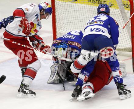 EBEL. Eishockey Bundesliga. EC Pasut VSV gegen EC Red Bull Salzburg.  Prohaska Gert, Kristler Andreas (VSV), Taylor Holst (Salzburg). Villach, am 24.10.2010.
Foto: Nadja Kuess 


---
pressefotos, pressefotografie, kuess, qs, qspictures, sport, bild, bilder, bilddatenbank