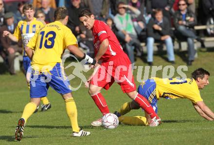 Fussball. Unterliga Ost. GSC Liebenfels gegen SV Glanegg. Stefan Stampfer, Hannes Klemen, (Liebenfels), Harald Waitschacher (Glanegg).  Liebenfels, 24.10.2010.
Foto: Kuess
---
pressefotos, pressefotografie, kuess, qs, qspictures, sport, bild, bilder, bilddatenbank