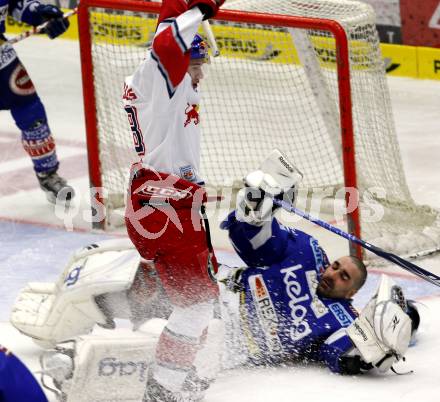 EBEL. Eishockey Bundesliga. EC Pasut VSV gegen EC Red Bull Salzburg.  Prohaska Gert (VSV), Feichtner Alexander (Salzburg). Villach, am 24.10.2010.
Foto: Nadja Kuess 


---
pressefotos, pressefotografie, kuess, qs, qspictures, sport, bild, bilder, bilddatenbank