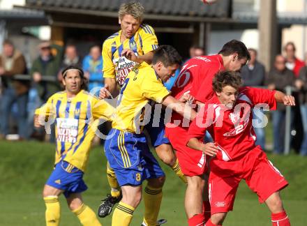 Fussball. Unterliga Ost. GSC Liebenfels gegen SV Glanegg. Gregor Kastler, Klaus Biei (Liebenfels), Stefan Rueckenbaum (Glanegg).  Liebenfels, 24.10.2010.
Foto: Kuess
---
pressefotos, pressefotografie, kuess, qs, qspictures, sport, bild, bilder, bilddatenbank