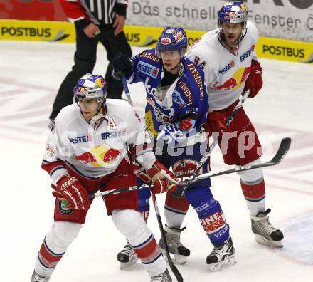 EBEL. Eishockey Bundesliga. EC Pasut VSV gegen EC Red Bull Salzburg.  Raffl Michael (VSV), Trattnig Matthias, Lakos Andre (Salzburg). Villach, am 24.10.2010.
Foto: Nadja Kuess 


---
pressefotos, pressefotografie, kuess, qs, qspictures, sport, bild, bilder, bilddatenbank