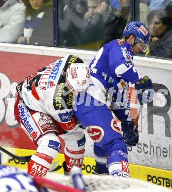 EBEL. Eishockey Bundesliga. VSV gegen KAC. Greg Kuznik, (VSV), David Schuller (KAC). Villach, am 29.10.2010.
Foto: Nadja Kuess 

---
pressefotos, pressefotografie, kuess, qs, qspictures, sport, bild, bilder, bilddatenbank