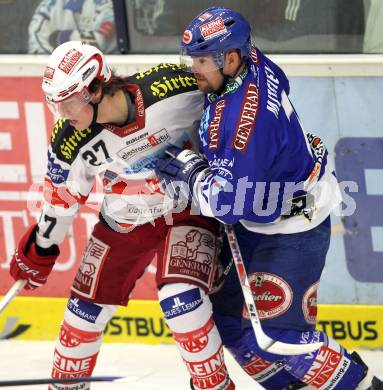 EBEL. Eishockey Bundesliga. VSV gegen KAC. Kevin Mitchell, (VSV), Thomas Hundertpfund (KAC). Villach, am 29.10.2010.
Foto: Kuess 

---
pressefotos, pressefotografie, kuess, qs, qspictures, sport, bild, bilder, bilddatenbank