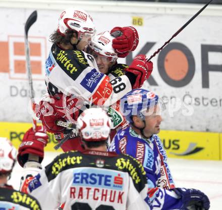 EBEL. Eishockey Bundesliga. VSV gegen KAC. Torjubel Raphael Herburger, Manuel Geier (KAC). Villach, am 29.10.2010.
Foto: Nadja Kuess 

---
pressefotos, pressefotografie, kuess, qs, qspictures, sport, bild, bilder, bilddatenbank