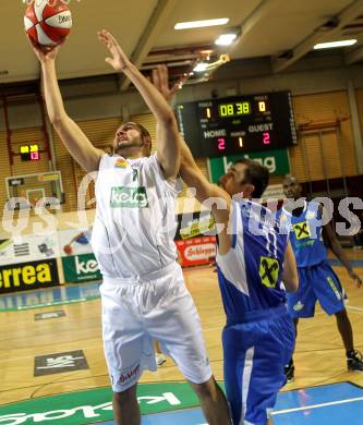 Basketball Bundesliga. Woerthersee Piraten gegen UBSC Graz.  Bernhard Weber,  (Piraten),  Milan Stegnjaic (Graz). Klagenfurt, 30.10.2010.
Foto:  Kuess

---
pressefotos, pressefotografie, kuess, qs, qspictures, sport, bild, bilder, bilddatenbank