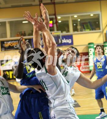 Basketball Bundesliga. Woerthersee Piraten gegen UBSC Graz.  Andreas Kuttnig, Maximilian Kunovjanek,  (Piraten), Louis Graham (Graz). Klagenfurt, 30.10.2010.
Foto:  Kuess

---
pressefotos, pressefotografie, kuess, qs, qspictures, sport, bild, bilder, bilddatenbank