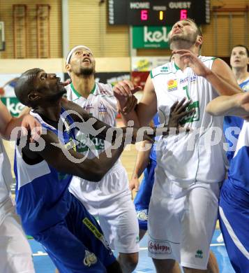 Basketball Bundesliga. Woerthersee Piraten gegen UBSC Graz.  Thomas Kennedy, Bernhard Weber,  (Piraten),  Louis Graham (Graz). Klagenfurt, 30.10.2010.
Foto:  Kuess

---
pressefotos, pressefotografie, kuess, qs, qspictures, sport, bild, bilder, bilddatenbank