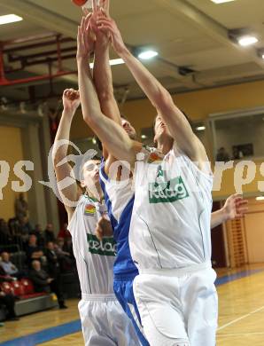 Basketball Bundesliga. Woerthersee Piraten gegen UBSC Graz.  Erik Rhinehart,  (Piraten), Rainhard Lanegger (Graz). Klagenfurt, 30.10.2010.
Foto:  Kuess

---
pressefotos, pressefotografie, kuess, qs, qspictures, sport, bild, bilder, bilddatenbank