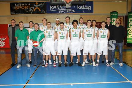 ABL. Basketball Bundesliga. Woerthersee Piraten. Hinten von links: Guenther OffnerAndreas Kuttnig, Maximilian Kunovjanek, Thomas Kennedy, Erik Rhinehart, Bernhard Weber, Emir Osmanovic, Joachim Buggelsheim. Vorne von links: Marco Breithuber, Gunther Zajic, Christian Erschen, Samuel Bachlechner, Martin Breithuber, Edgar Allesch. KLagenfurt, am 30.10.2010.
Foto: Kuess
---
pressefotos, pressefotografie, kuess, qs, qspictures, sport, bild, bilder, bilddatenbank