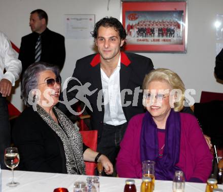 EBEL. Eishockey Bundesliga. KAC gegen Red Bull Salzburg. Ernennung von Heidi Horten zur Ehrenpraesidentin und Uebergabe des Ehrenringes des KAC. Andy Chiodo, Brigitte Baumgartner, Heidi Horten. Klagenfurt, 31.10.2010.
Foto: Kuess 

---
pressefotos, pressefotografie, kuess, qs, qspictures, sport, bild, bilder, bilddatenbank