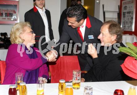 EBEL. Eishockey Bundesliga. KAC gegen Red Bull Salzburg. Ernennung von Heidi Horten zur Ehrenpraesidentin und Uebergabe des Ehrenringes des KAC. Heidi Horten, Trainer Manny Viveiros, Willibals Schasche (KAC Vorstandsmitglied).. Klagenfurt, 31.10.2010.
Foto: Kuess 

---
pressefotos, pressefotografie, kuess, qs, qspictures, sport, bild, bilder, bilddatenbank