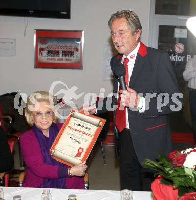 EBEL. Eishockey Bundesliga. KAC gegen Red Bull Salzburg. Ernennung von Heidi Horten zur Ehrenpraesidentin und Uebergabe des Ehrenringes des KAC. Heidi Horten, Karl Nedwed Praesident KAC).. Klagenfurt, 31.10.2010.
Foto: Kuess 

---
pressefotos, pressefotografie, kuess, qs, qspictures, sport, bild, bilder, bilddatenbank