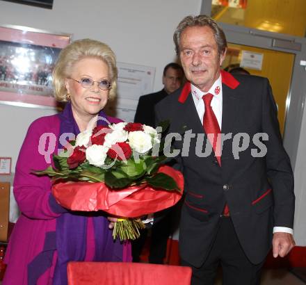 EBEL. Eishockey Bundesliga. KAC gegen Red Bull Salzburg. Ernennung von Heidi Horten zur Ehrenpraesidentin und Uebergabe des Ehrenringes des KAC. Heidi Horten, Karl Nedwed (Praesident).. Klagenfurt, 31.10.2010.
Foto: Kuess 

---
pressefotos, pressefotografie, kuess, qs, qspictures, sport, bild, bilder, bilddatenbank
