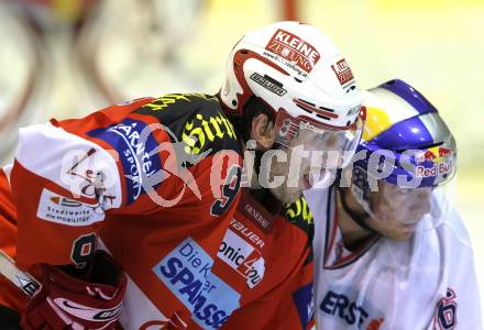 EBEL. Eishockey Bundesliga. KAC gegen Red Bull Salzburg.  Tyler Spurgeon, (KAC), Ryan Duncan (Salzburg). Klagenfurt, 31.10.2010.
Foto: Kuess 

---
pressefotos, pressefotografie, kuess, qs, qspictures, sport, bild, bilder, bilddatenbank