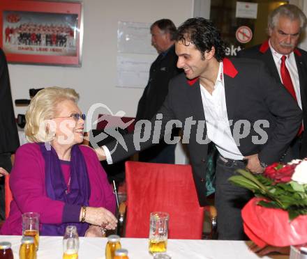 EBEL. Eishockey Bundesliga. KAC gegen Red Bull Salzburg. Ernennung von Heidi Horten zur Ehrenpraesidentin und Uebergabe des Ehrenringes des KAC. Heidi Horten, Andy Chiodo.. Klagenfurt, 31.10.2010.
Foto: Kuess 

---
pressefotos, pressefotografie, kuess, qs, qspictures, sport, bild, bilder, bilddatenbank