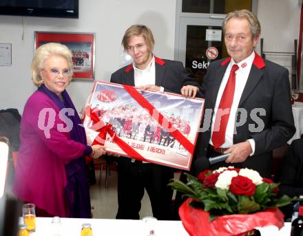 EBEL. Eishockey Bundesliga. KAC gegen Red Bull Salzburg. Ernennung von Heidi Horten zur Ehrenpraesidentin und Uebergabe des Ehrenringes des KAC. Heidi Horten, Rene Swette, Karl Nedwed (Praesident).. Klagenfurt, 31.10.2010.
Foto: Kuess 

---
pressefotos, pressefotografie, kuess, qs, qspictures, sport, bild, bilder, bilddatenbank