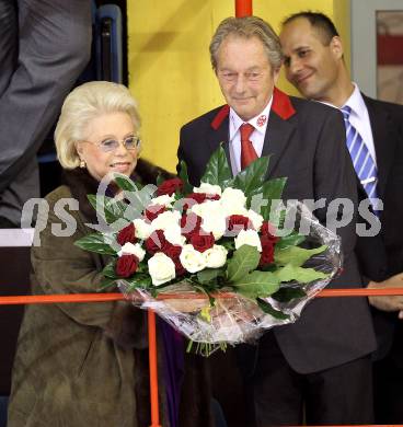 EBEL. Eishockey Bundesliga. KAC gegen Red Bull Salzburg.  Heidi Horten, Karl Nedwed (KAC Praesident).. Klagenfurt, 31.10.2010.
Foto: Kuess 

---
pressefotos, pressefotografie, kuess, qs, qspictures, sport, bild, bilder, bilddatenbank