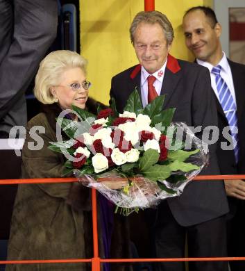 EBEL. Eishockey Bundesliga. KAC gegen Red Bull Salzburg.  Heidi Horten, Karl Nedwed (KAC Praesident).. Klagenfurt, 31.10.2010.
Foto: Kuess 

---
pressefotos, pressefotografie, kuess, qs, qspictures, sport, bild, bilder, bilddatenbank