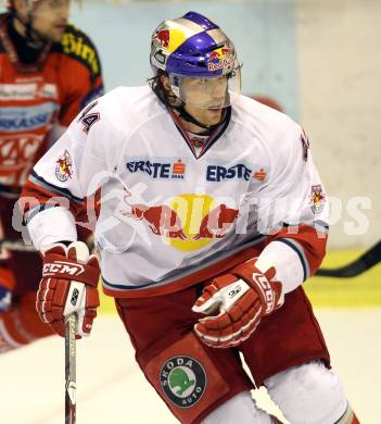 EBEL. Eishockey Bundesliga. KAC gegen EC Red Bull Salzburg. Douglas Lynch (Salzburg). Klagenfurt, am 31.10.2010.
Foto: Kuess
---
pressefotos, pressefotografie, kuess, qs, qspictures, sport, bild, bilder, bilddatenbank