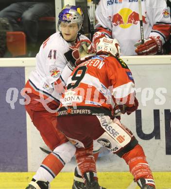 EBEL. Eishockey Bundesliga. KAC gegen EC Red Bull Salzburg. Tyler Spurgeon (KAC), Steven Regier (Salzburg). Klagenfurt, am 31.10.2010.
Foto: Kuess
---
pressefotos, pressefotografie, kuess, qs, qspictures, sport, bild, bilder, bilddatenbank