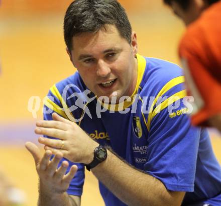 Volleyball. Aich/Dob gegen ACH Bled. Trainer Igor Simuncic (Aich). Prevalje, 9.10.2010.
Foto: Kuess
---
pressefotos, pressefotografie, kuess, qs, qspictures, sport, bild, bilder, bilddatenbank