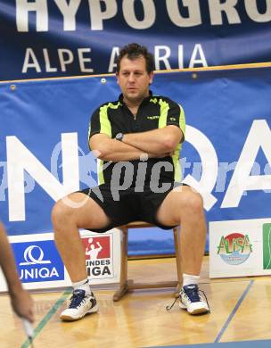 Badminton Bundesliga. ASKOE Kelag Kaernten gegen ASV Pressbaum. Coach Peter Kreulitsch (Kaernten). Klagenfurt, am 30.10.2010.
Foto: Kuess
---
pressefotos, pressefotografie, kuess, qs, qspictures, sport, bild, bilder, bilddatenbank