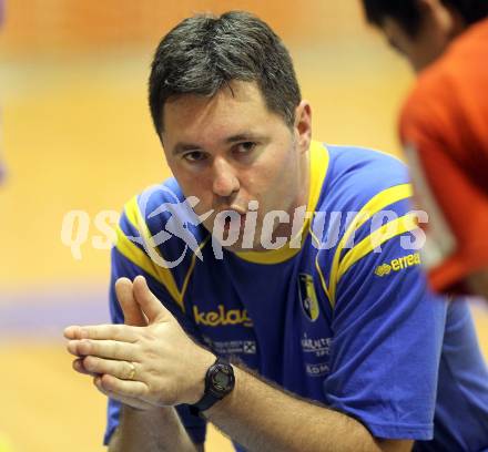 Volleyball. Aich/Dob gegen ACH Bled. Trainer Igor Simuncic (Aich). Prevalje, 9.10.2010.
Foto: Kuess
---
pressefotos, pressefotografie, kuess, qs, qspictures, sport, bild, bilder, bilddatenbank