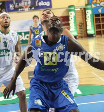 Basketball Bundesliga. Woerthersee Piraten gegen UBSC Graz.  Bernhard Weber  (Piraten), Louis Graham (Graz). Klagenfurt, 30.10.2010.
Foto:  Kuess

---
pressefotos, pressefotografie, kuess, qs, qspictures, sport, bild, bilder, bilddatenbank