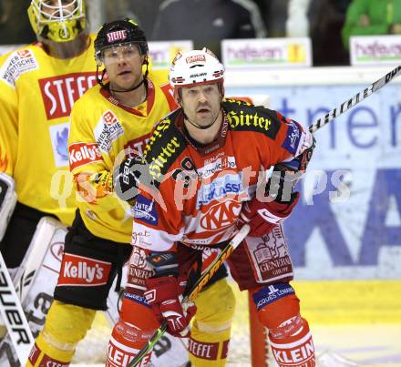 EBEL. Eishockey Bundesliga. KAC gegen EV Vienna Capitals. Jeff Shantz, (KAC), Jeremy Rebek  (Vienna). Klagenfurt, 5.11.2010.
Foto: Kuess 

---
pressefotos, pressefotografie, kuess, qs, qspictures, sport, bild, bilder, bilddatenbank