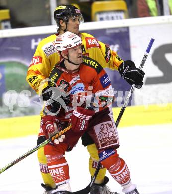 EBEL. Eishockey Bundesliga. KAC gegen EV Vienna Capitals. Jeff Shantz, (KAC), Marcel Rodman  (Vienna). Klagenfurt, 5.11.2010.
Foto: Kuess 

---
pressefotos, pressefotografie, kuess, qs, qspictures, sport, bild, bilder, bilddatenbank