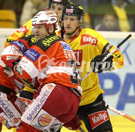 EBEL. Eishockey Bundesliga. KAC gegen EV Vienna Capitals.  Jeff Shantz, (KAC), Philipp Pinter (Vienna). Klagenfurt, 5.11.2010.
Foto: Kuess 

---
pressefotos, pressefotografie, kuess, qs, qspictures, sport, bild, bilder, bilddatenbank