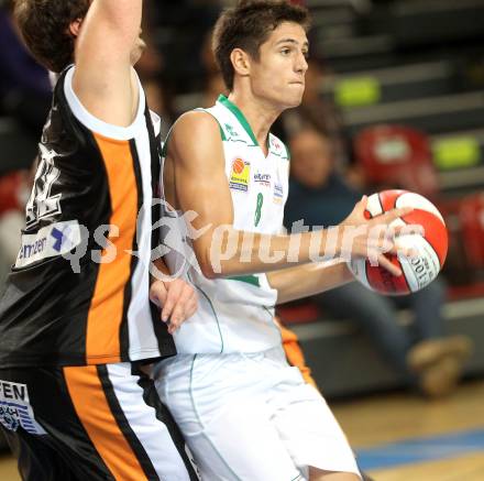 Basketball Bundesliga. Woerthersee Piraten gegen Xion Dukes Klosterneuburg. Daniel Gspandl,  (Piraten),  Christoph Greimeister (Klosterneuburg). Klagenfurt, 6.11.2010.
Foto:  Kuess

---
pressefotos, pressefotografie, kuess, qs, qspictures, sport, bild, bilder, bilddatenbank