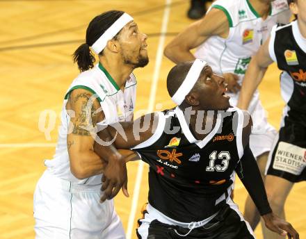 Basketball Bundesliga. Woerthersee Piraten gegen Xion Dukes Klosterneuburg.  Thomas Kennedy,  (Piraten),  Curtis Bobb (Klosterneuburg). Klagenfurt, 6.11.2010.
Foto:  Kuess

---
pressefotos, pressefotografie, kuess, qs, qspictures, sport, bild, bilder, bilddatenbank