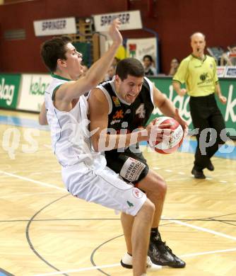 Basketball Bundesliga. Woerthersee Piraten gegen Xion Dukes Klosterneuburg.  Martin Breithuber,  (Piraten),  Lukas Sallomon (Klosterneuburg). Klagenfurt, 6.11.2010.
Foto:  Kuess

---
pressefotos, pressefotografie, kuess, qs, qspictures, sport, bild, bilder, bilddatenbank