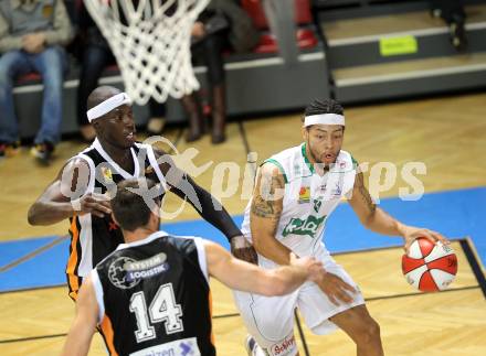 Basketball Bundesliga. Woerthersee Piraten gegen Xion Dukes Klosterneuburg. Thomas Kennedy,  (Piraten),  Curtis Bobb (Klosterneuburg). Klagenfurt, 6.11.2010.
Foto:  Kuess

---
pressefotos, pressefotografie, kuess, qs, qspictures, sport, bild, bilder, bilddatenbank