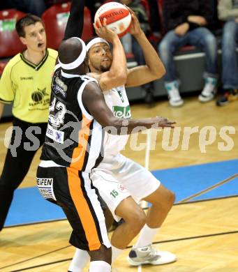 Basketball Bundesliga. Woerthersee Piraten gegen Xion Dukes Klosterneuburg.  Thomas Kennedy, (Piraten),  Curtis Bobb  (Klosterneuburg). Klagenfurt, 6.11.2010.
Foto:  Kuess

---
pressefotos, pressefotografie, kuess, qs, qspictures, sport, bild, bilder, bilddatenbank