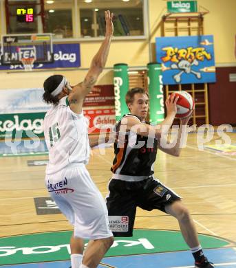 Basketball Bundesliga. Woerthersee Piraten gegen Xion Dukes Klosterneuburg.  Thomas Kennedy, (Piraten),  Anton Maresch (Klosterneuburg). Klagenfurt, 6.11.2010.
Foto:  Kuess

---
pressefotos, pressefotografie, kuess, qs, qspictures, sport, bild, bilder, bilddatenbank