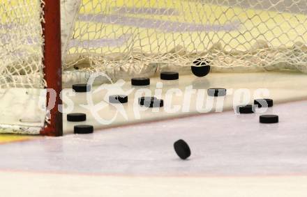 EBEL. Eishockey Bundesliga. KAC gegen EV Vienna Capitals.  Feature. Pucks, Tor, Eisflaeche. Klagenfurt, 5.11.2010.
Foto: Kuess 

---
pressefotos, pressefotografie, kuess, qs, qspictures, sport, bild, bilder, bilddatenbank