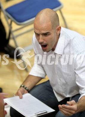 Basketball Bundesliga. Woerthersee Piraten gegen Xion Dukes Klosterneuburg.  Trainer Joachim Buggelsheim (Piraten). Klagenfurt, 6.11.2010.
Foto:  Kuess

---
pressefotos, pressefotografie, kuess, qs, qspictures, sport, bild, bilder, bilddatenbank