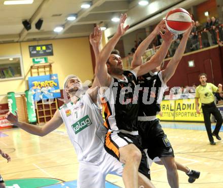 Basketball Bundesliga. Woerthersee Piraten gegen Xion Dukes Klosterneuburg.  Bernhard Weber,  (Piraten),  Ramiz Suljanovic, Anton Maresch (Klosterneuburg). Klagenfurt, 6.11.2010.
Foto:  Kuess

---
pressefotos, pressefotografie, kuess, qs, qspictures, sport, bild, bilder, bilddatenbank