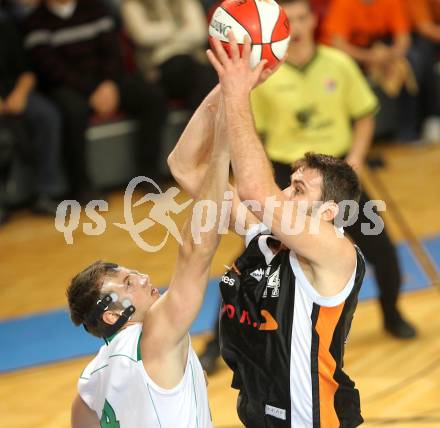 Basketball Bundesliga. Woerthersee Piraten gegen Xion Dukes Klosterneuburg.  Maximilian Kunovjanek,  (Piraten), Ramiz Suljanovic (Klosterneuburg). Klagenfurt, 6.11.2010.
Foto:  Kuess

---
pressefotos, pressefotografie, kuess, qs, qspictures, sport, bild, bilder, bilddatenbank