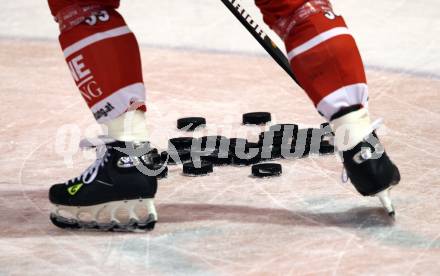 EBEL. Eishockey Bundesliga. KAC gegen EV Vienna Capitals.  Feature. Pucks, Eisschuhe, Eisflaeche. Klagenfurt, 5.11.2010.
Foto: Kuess 

---
pressefotos, pressefotografie, kuess, qs, qspictures, sport, bild, bilder, bilddatenbank