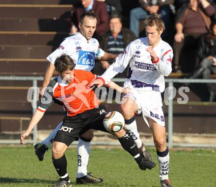 Fussball Regionalliga. SAK gegen ASK Stadtwerke Sparkasse Voitsberg. Goran Jolic, Samo Bernhard Olip (SAK), Dominik Maschutznig (Voitsberg). Klagenfurt, am 13.11.2010.
Foto: Kuess
---
pressefotos, pressefotografie, kuess, qs, qspictures, sport, bild, bilder, bilddatenbank