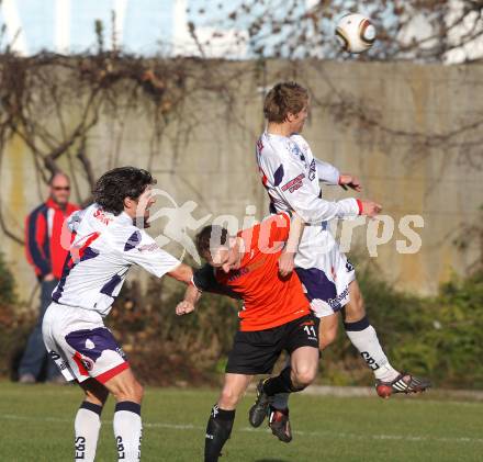 Fussball Regionalliga. SAK gegen ASK Stadtwerke Sparkasse Voitsberg. Marko Kriznik, Samo Bernhard Olip (SAK), Patrick Hierzer (Voitsberg). Klagenfurt, am 13.11.2010.
Foto: Kuess
---
pressefotos, pressefotografie, kuess, qs, qspictures, sport, bild, bilder, bilddatenbank