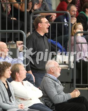 Basketball Bundesliga. Woerthersee Piraten gegen UBSC Graz.  Fans, Guenther Offner  (Piraten). Klagenfurt, 30.10.2010.
Foto:  Kuess

---
pressefotos, pressefotografie, kuess, qs, qspictures, sport, bild, bilder, bilddatenbank